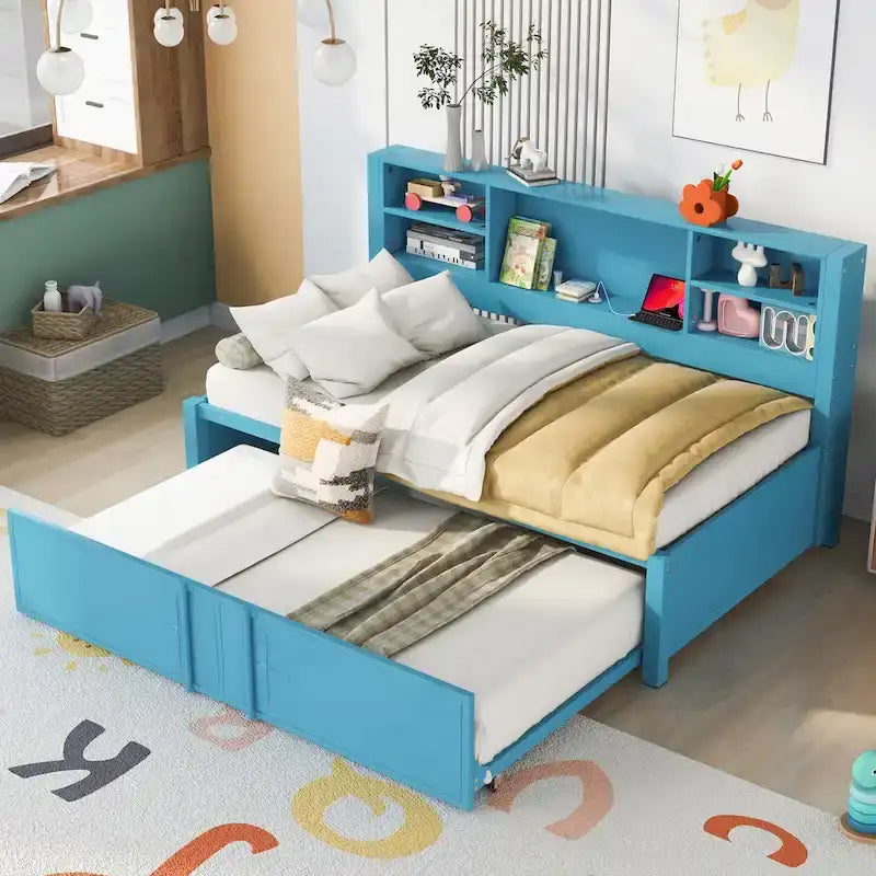 Modrá dvoulůžková kovová denní postel s výsuvnou přistýlkou, úložnými policemi a USB porty – bez pružinové matrace
